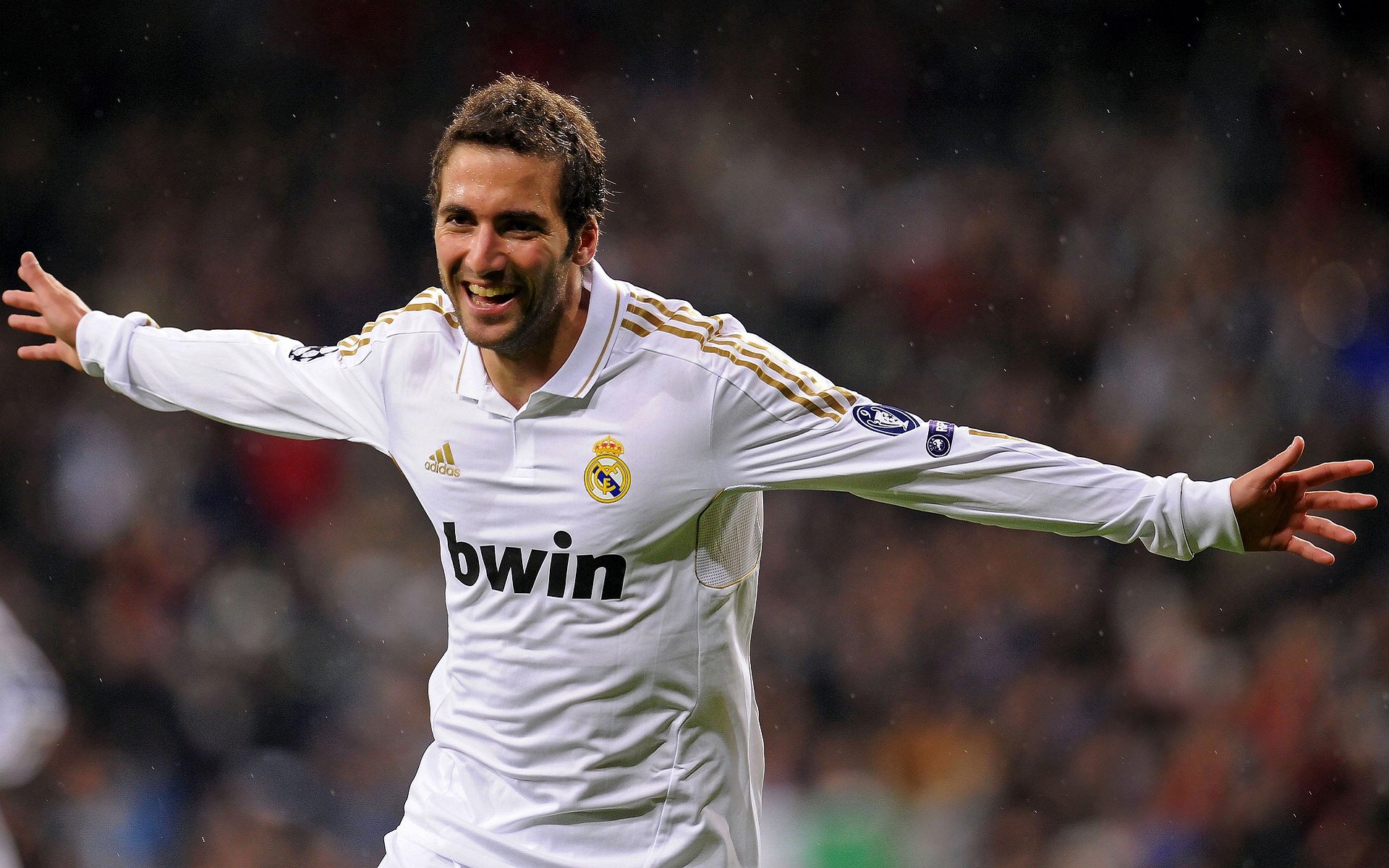 皇家马德里不断突破！，詹姆斯连续七场比赛得分超过反败为胜观众掌声雷动